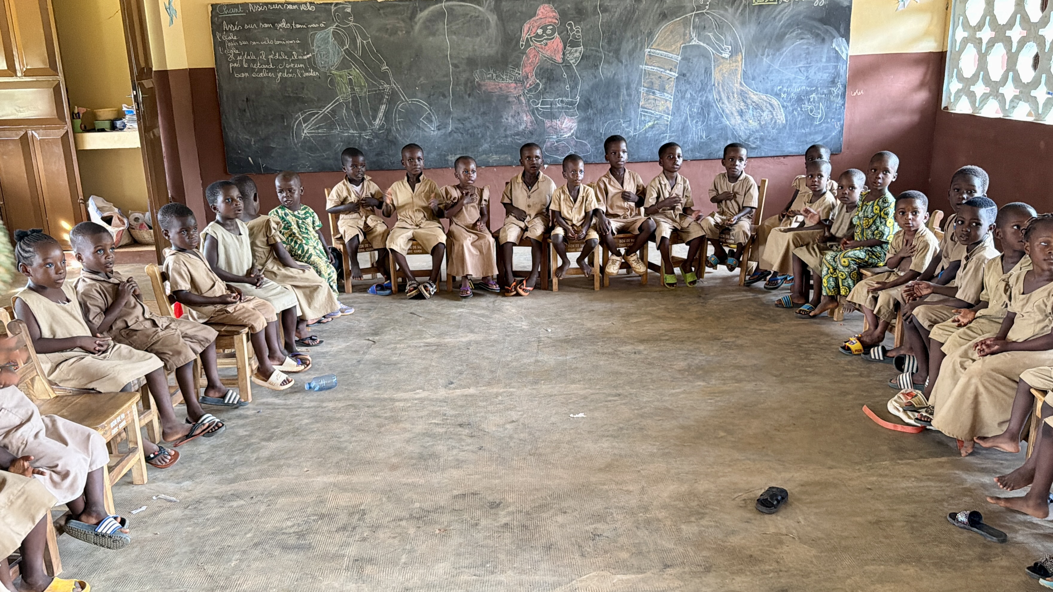 Enfants en classe au Bénin